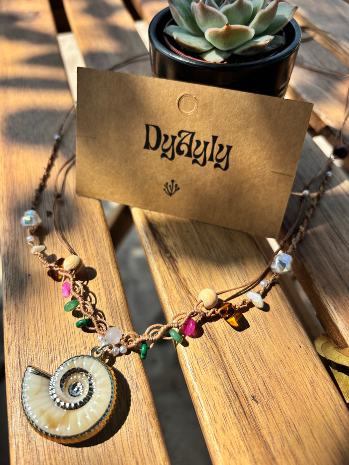Collier Lyly pendentif ammonite et pierre en quartz rose